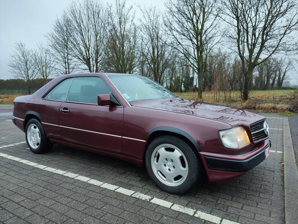 Image 2/5 of Mercedes-Benz 230 CE (1993)