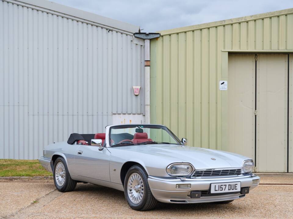 Image 32/50 of Jaguar XJS 6.0 (1993)