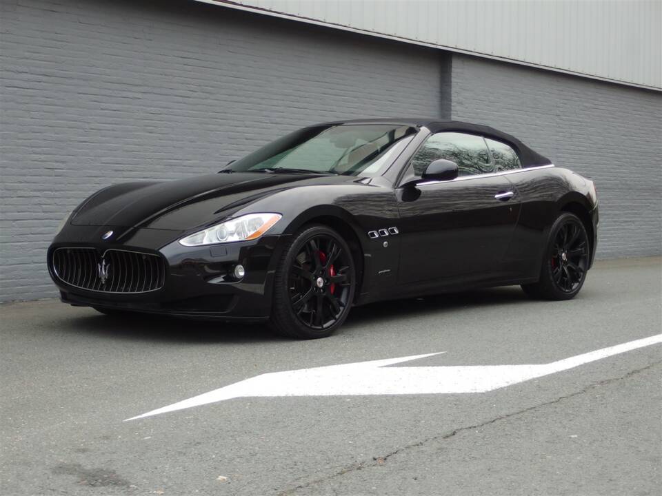 Immagine 1/93 di Maserati GranCabrio 4.7 (2010)
