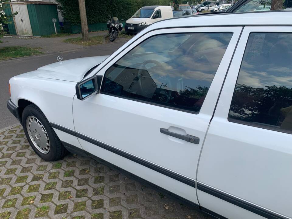 Image 4/18 of Mercedes-Benz 230 E (1987)