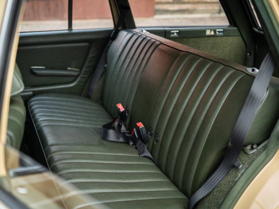 Image 46/53 de Mercedes-Benz 200 T (1982)