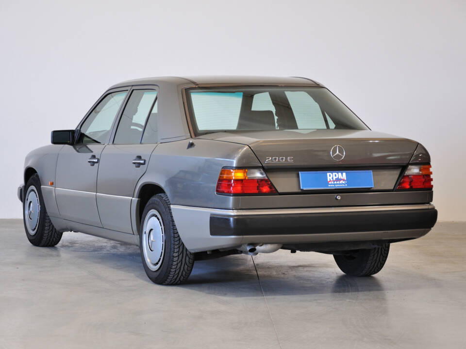 Image 14/25 of Mercedes-Benz 200 E (1992)