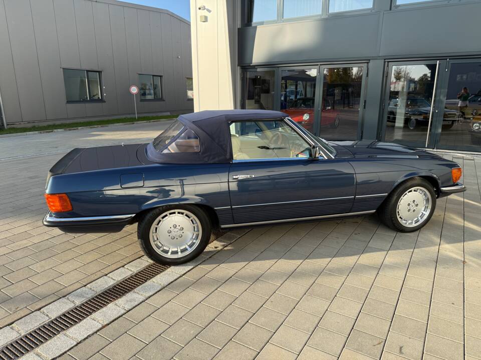 Afbeelding 29/30 van Mercedes-Benz 500 SL (1982)