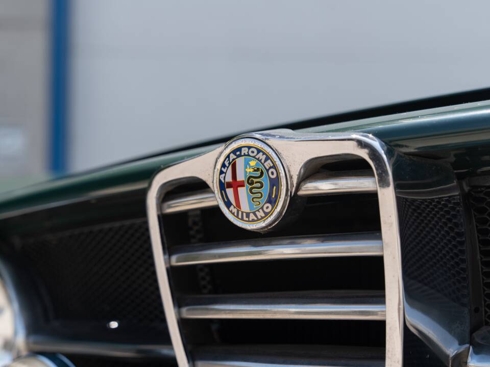 Image 6/83 of Alfa Romeo Giulia GT 1300 Junior (1968)