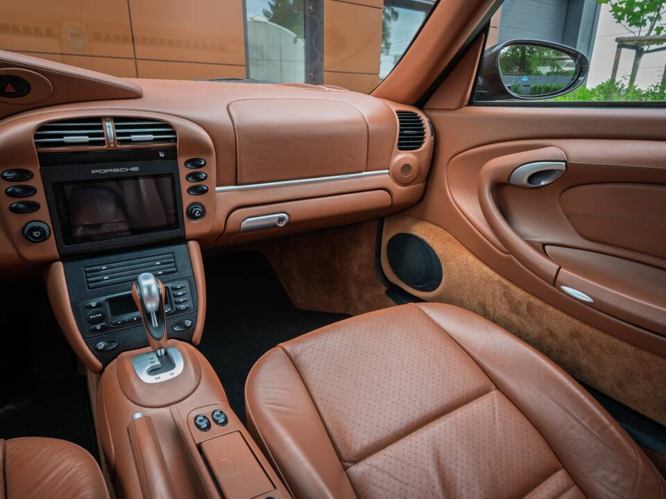 Image 29/63 of Porsche 911 Carrera 4S (2004)