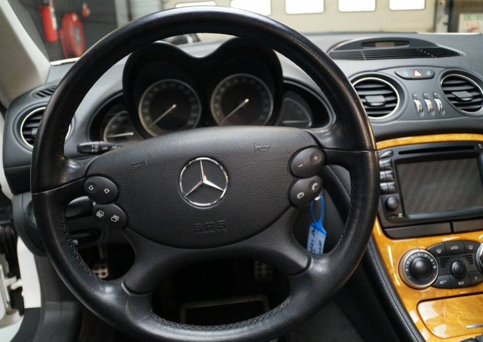 Immagine 9/46 di Mercedes-Benz SL 500 (2005)