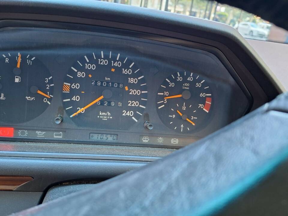 Immagine 12/12 di Mercedes-Benz 260 E (1988)