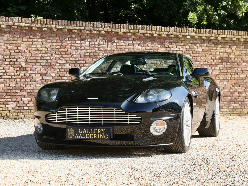 Immagine 23/50 di Aston Martin V12 Vanquish (2002)