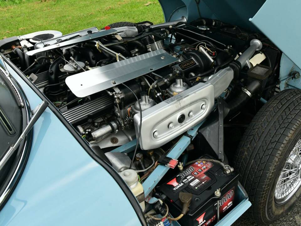 Image 33/50 de Jaguar E-Type V12 (2+2) (1972)