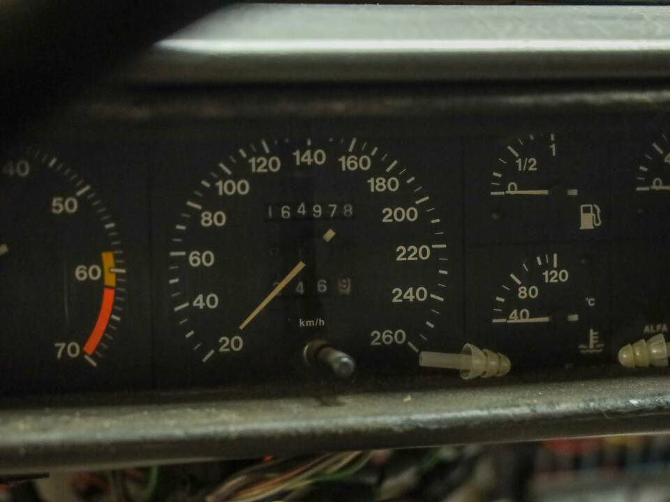 Image 21/50 de Alfa Romeo 75 3.0 V6 QV (1990)