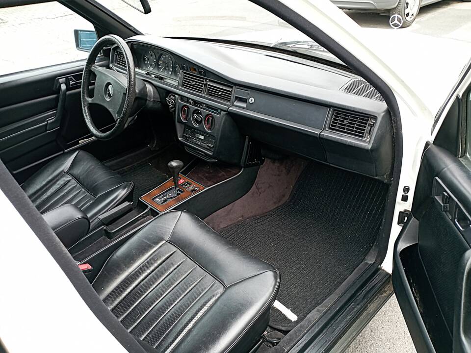 Immagine 11/16 di Mercedes-Benz 190 E (1984)