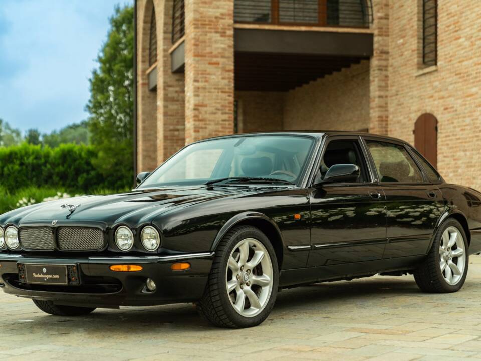 Image 1/50 of Jaguar XJR 4.0 (2000)