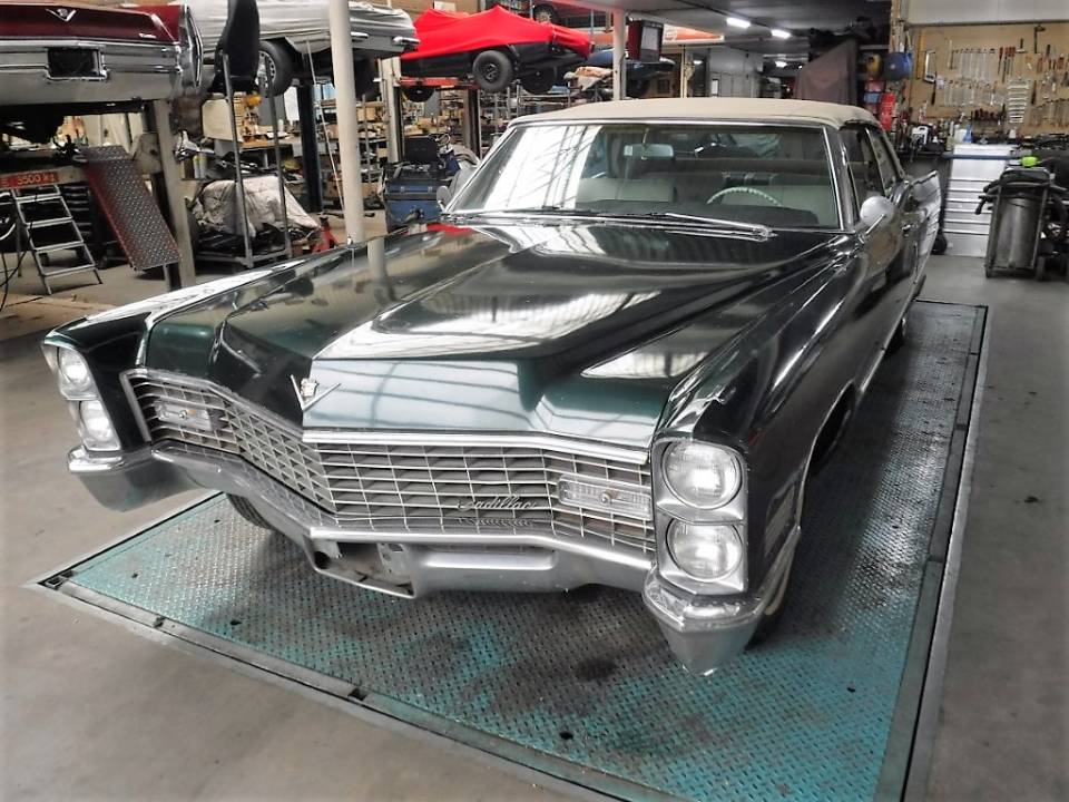 Image 2/50 of Cadillac DeVille Convertible (1967)