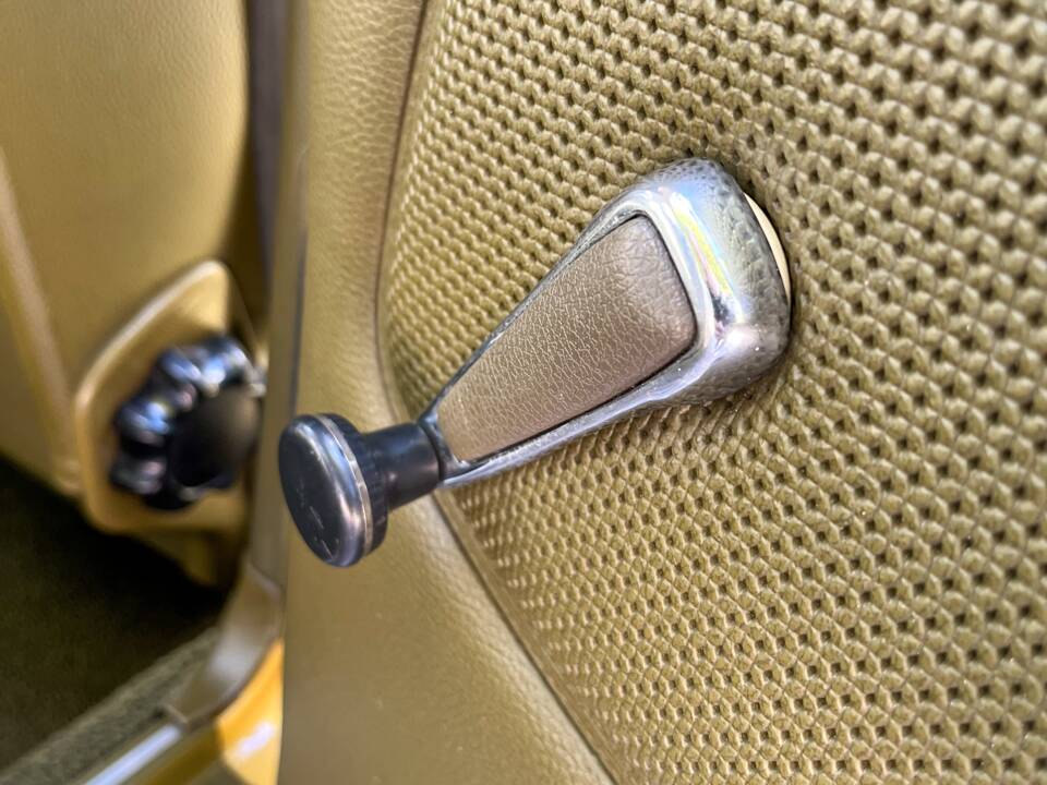 Image 105/139 of Mercedes-Benz 240 D (1978)