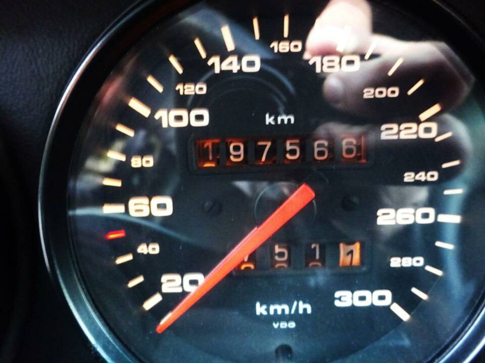 Image 15/42 of Porsche 911 Carrera 4 (1991)