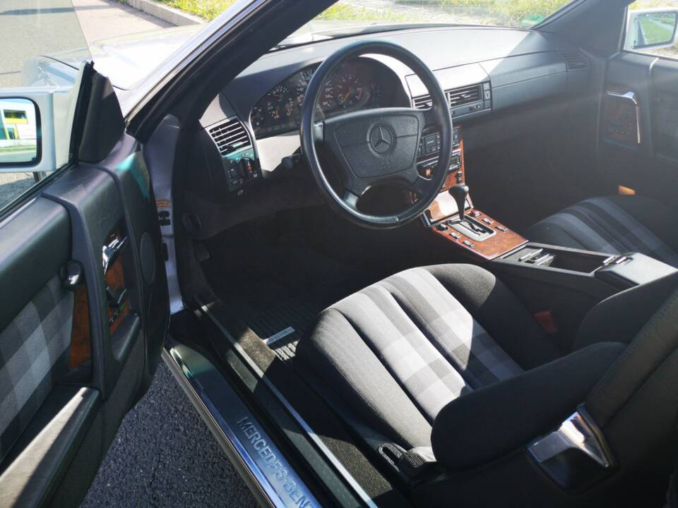 Image 2/8 of Mercedes-Benz 500 SL (1990)