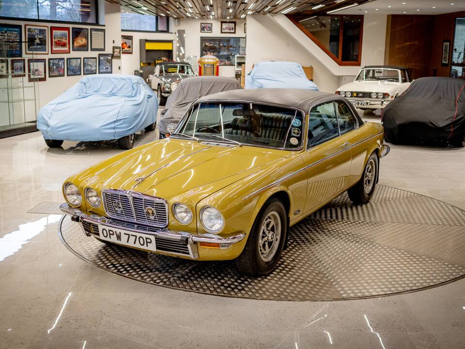 Image 10/50 de Jaguar XJ 6 C 4.2 (1975)