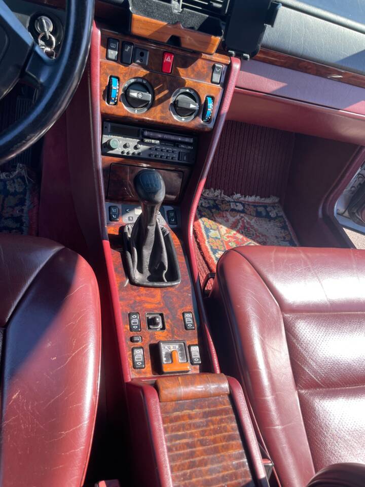 Bild 7/10 von Mercedes-Benz 230 CE (1990)