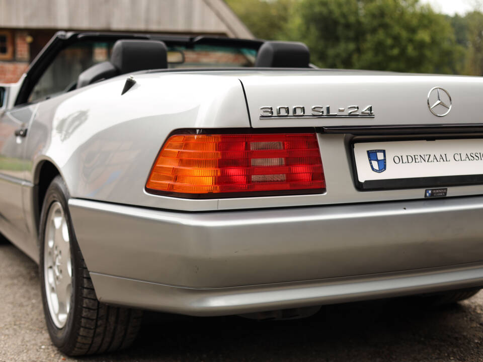 Image 62/76 of Mercedes-Benz 300 SL-24 (1993)