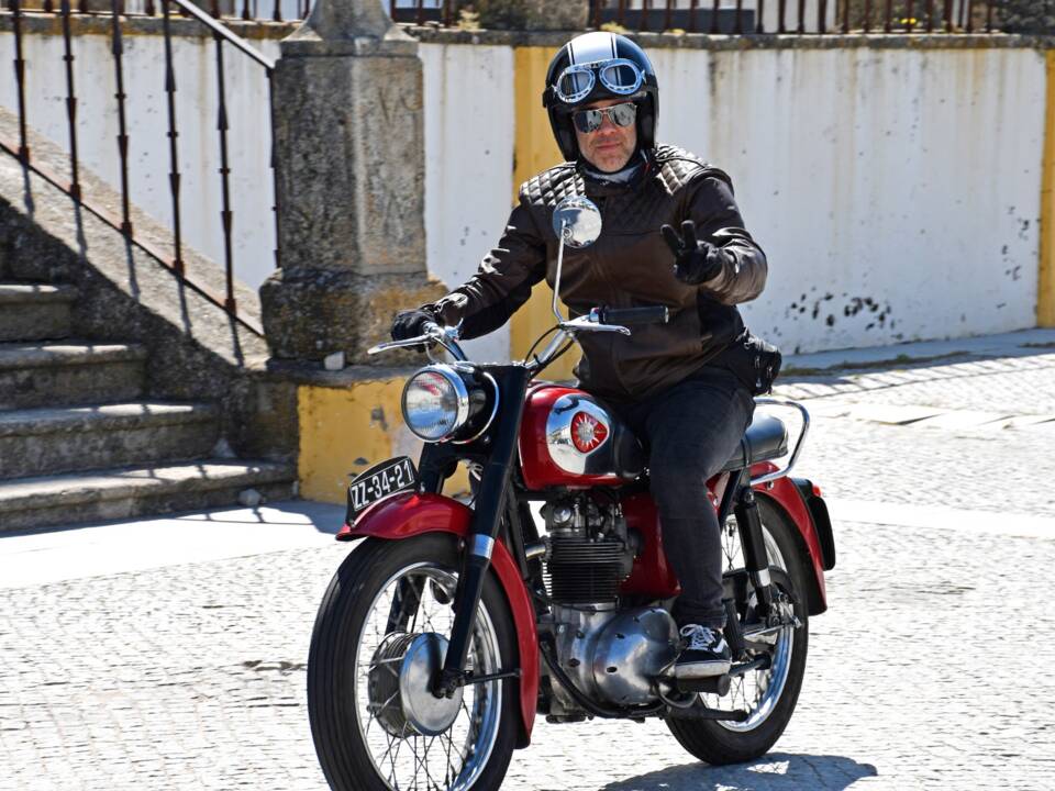 Image 43/51 of BSA B 44 (1966)