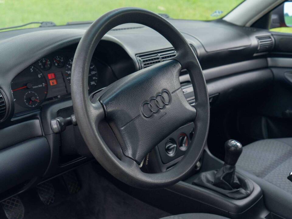 Image 39/40 de Audi A4 1.6 (1995)