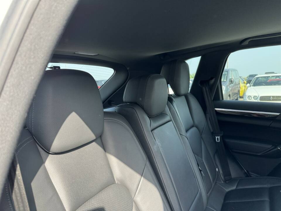 Bild 25/61 von Porsche Cayenne S (2010)
