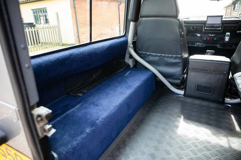 Image 29/50 of Land Rover Defender 90 "50th Anniversary" (1998)