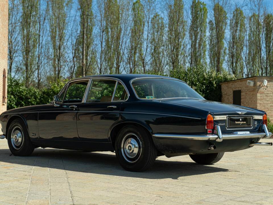 Image 6/50 de Jaguar XJ 6 4.2 (1972)