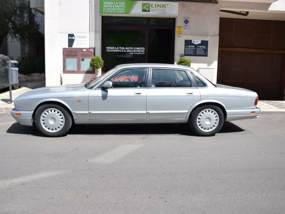 Image 6/33 of Jaguar XJ6 3.2 Executive (1995)