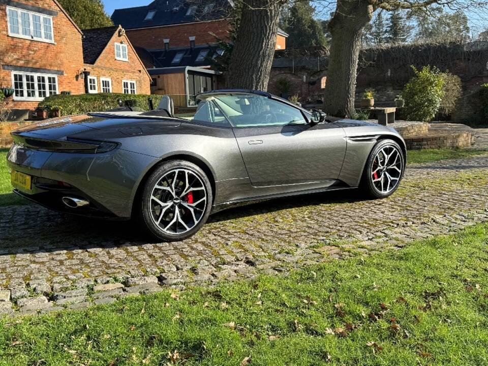 Image 15/40 de Aston Martin DB 11 Volante (2018)