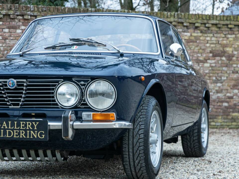 Image 30/50 of Alfa Romeo Giulia GT 1300 Junior (1971)