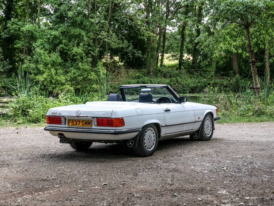 Image 31/43 of Mercedes-Benz 300 SL (1989)