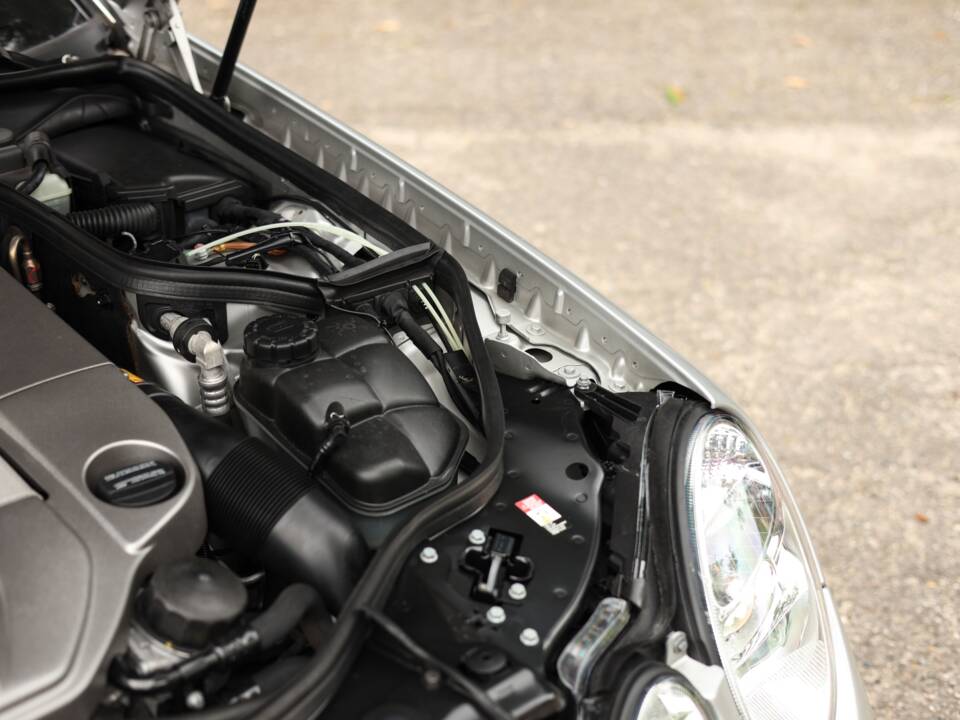 Image 48/72 of Mercedes-Benz E 55 AMG (2002)