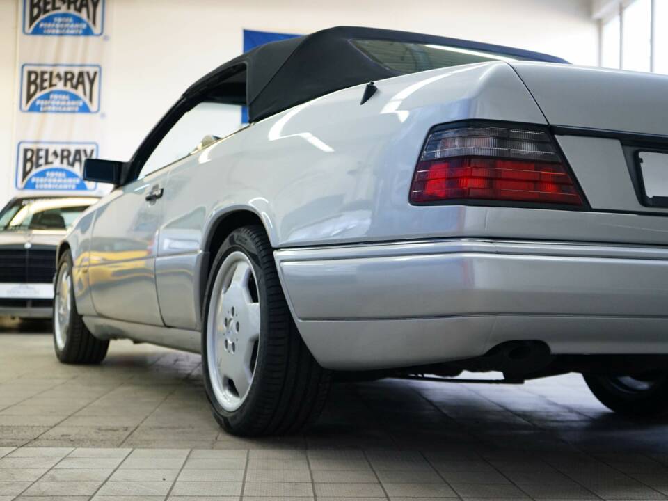 Bild 13/69 von Mercedes-Benz E 320 "Final Edition" (1997)