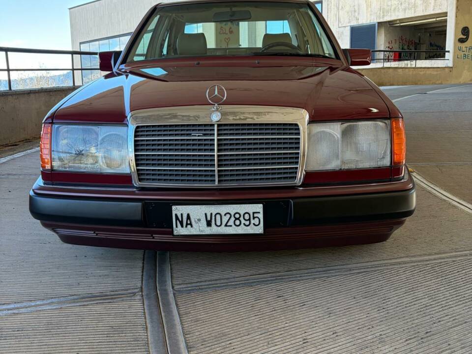 Image 1/50 of Mercedes-Benz E 200 (1993)