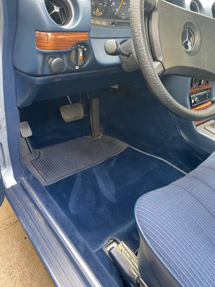 Image 17/26 of Mercedes-Benz 280 E (1982)