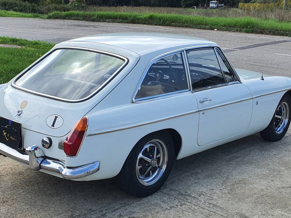 Image 7/33 of MG MGB GT (1971)