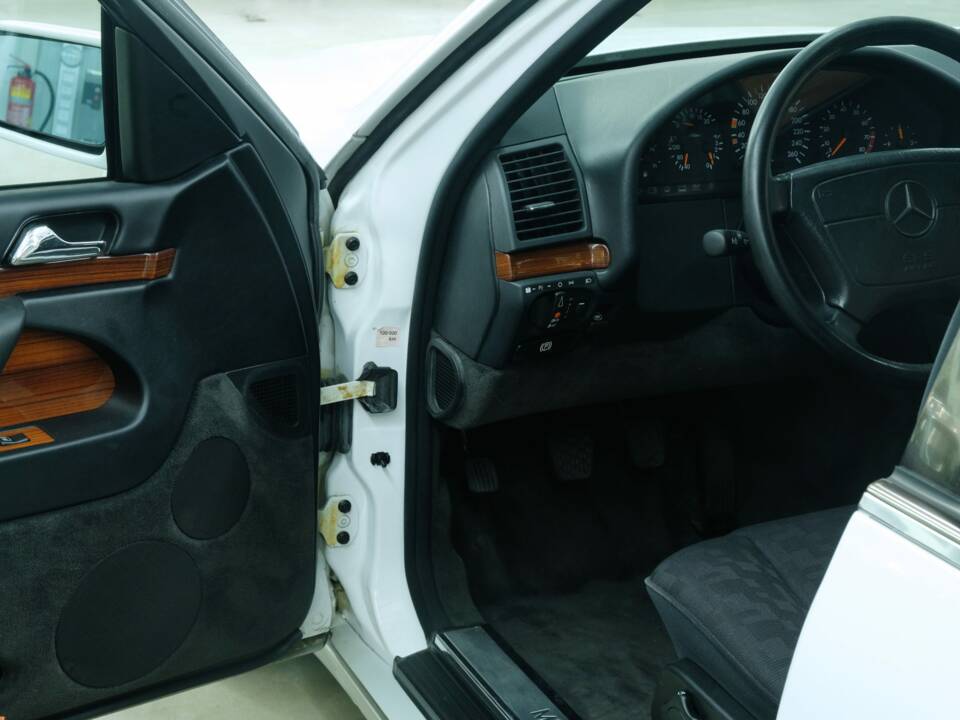 Bild 42/50 von Mercedes-Benz 300 SE (1992)