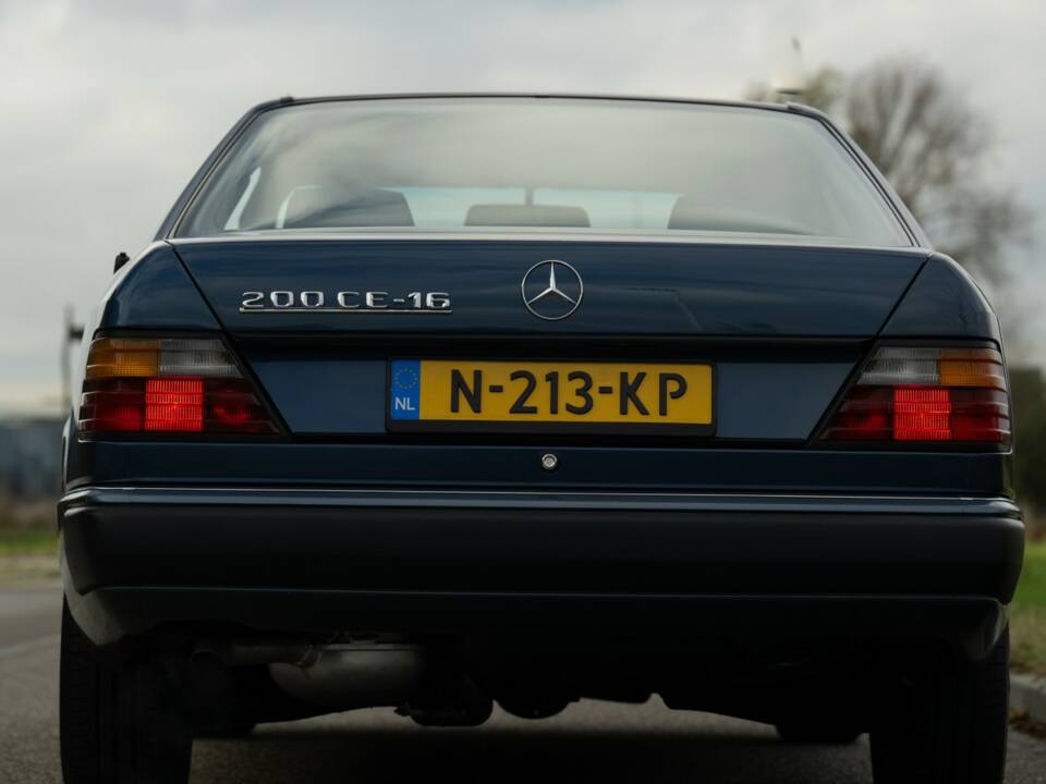 Bild 76/79 von Mercedes-Benz 200 CE (1993)