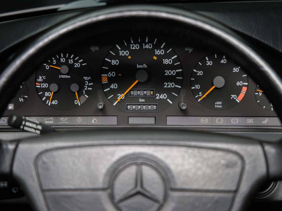 Image 21/43 of Mercedes-Benz 300 SL (1992)