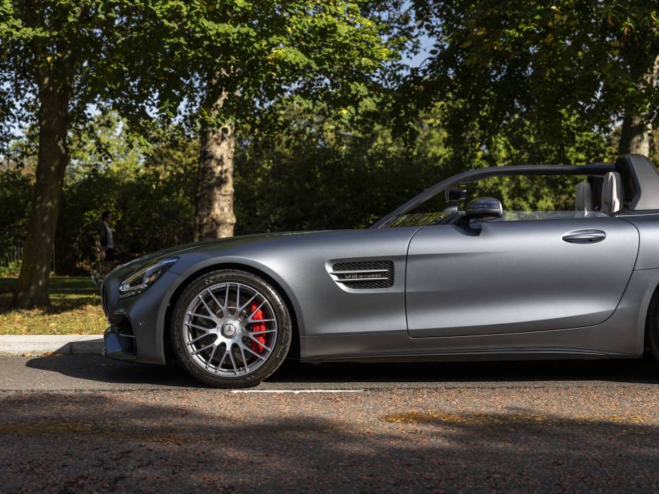 Image 11/36 of Mercedes-AMG GT-S (2019)