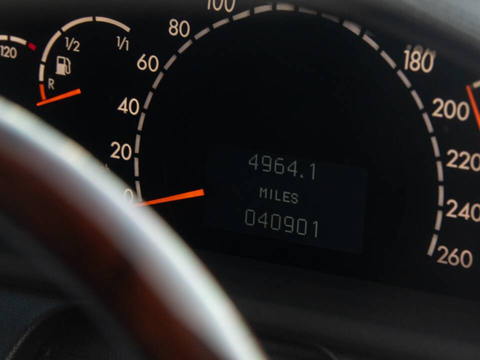 Image 28/50 of Mercedes-Benz CL 500 (2002)