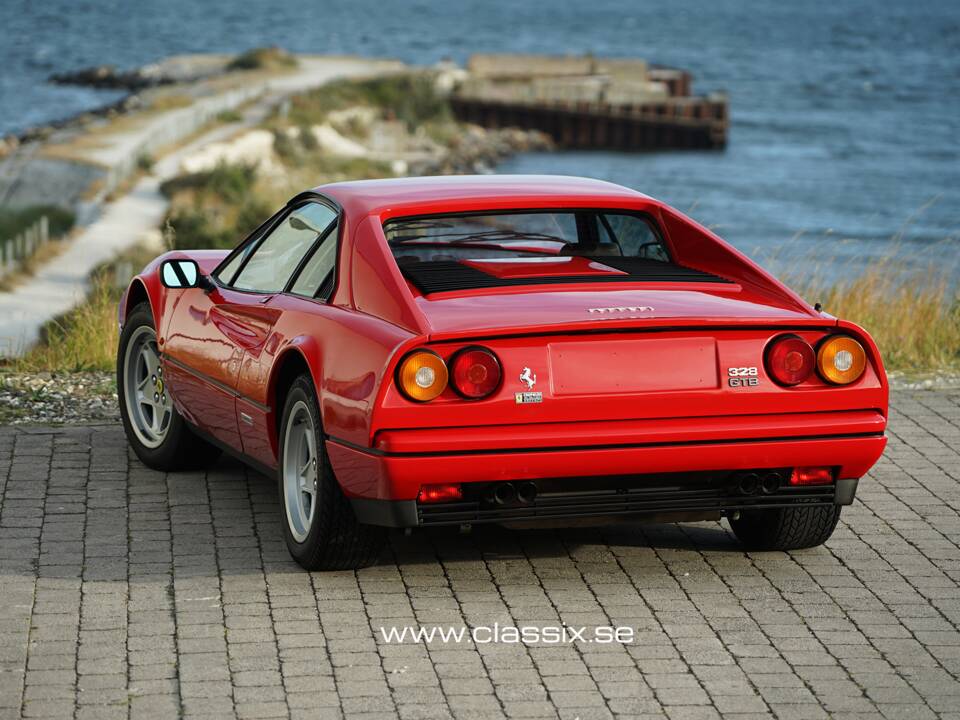 Image 13/27 de Ferrari 328 GTB (1985)