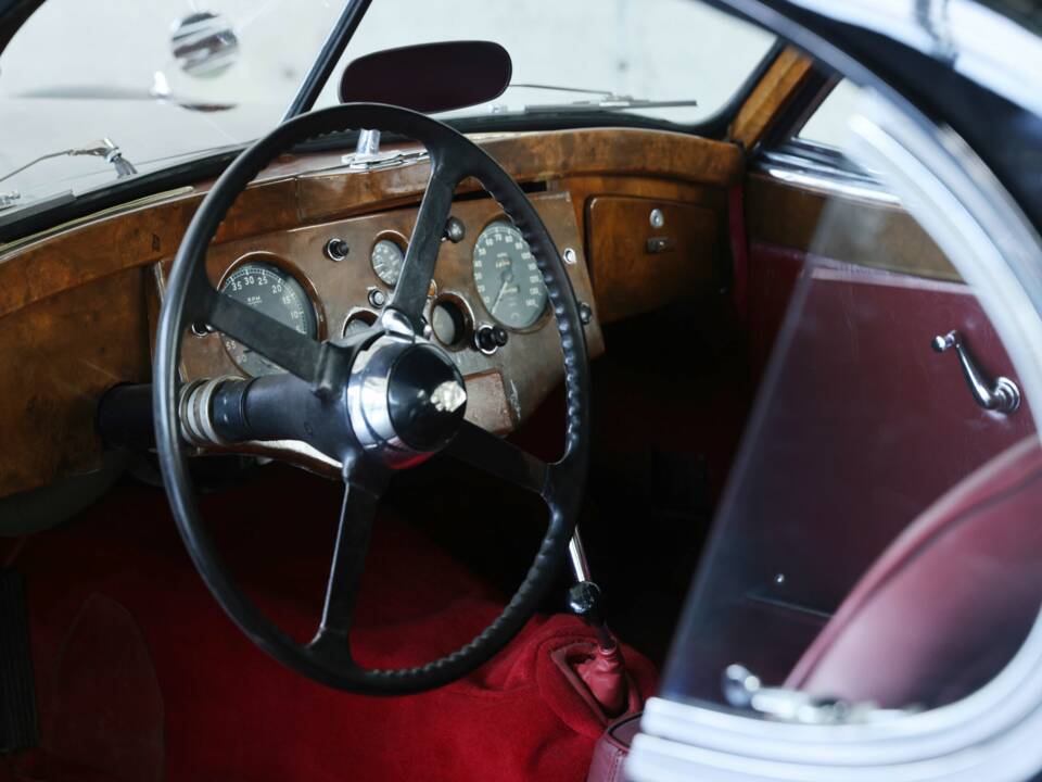 Image 13/47 de Jaguar XK 120 FHC (1954)