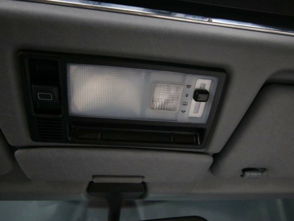 Afbeelding 24/50 van Mercedes-Benz 230 CE (1988)