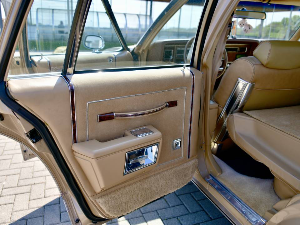 Image 9/45 of Oldsmobile Custom Cruiser (1985)