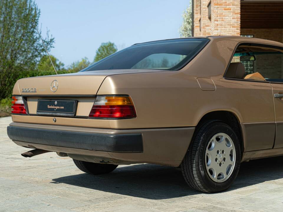 Image 13/46 de Mercedes-Benz 300 CE (1988)