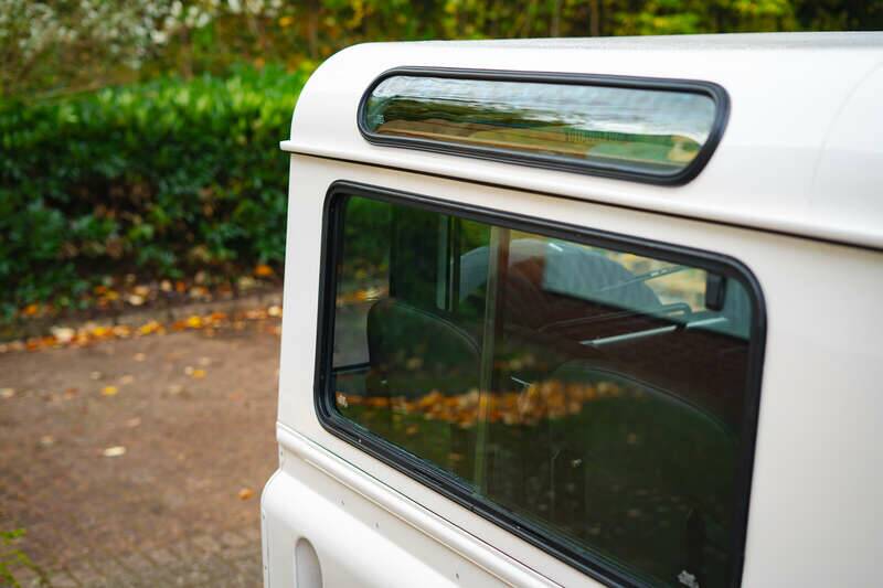 Image 24/41 of Land Rover Defender 90 "50th Anniversary" (1999)