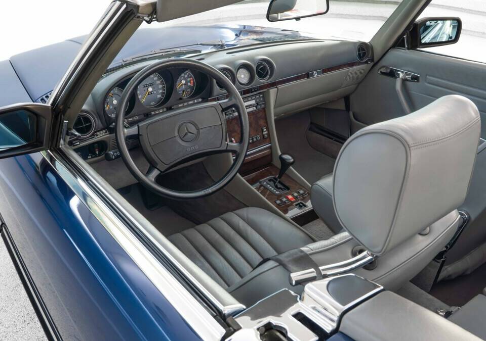 Image 16/29 of Mercedes-Benz 560 SL (1987)