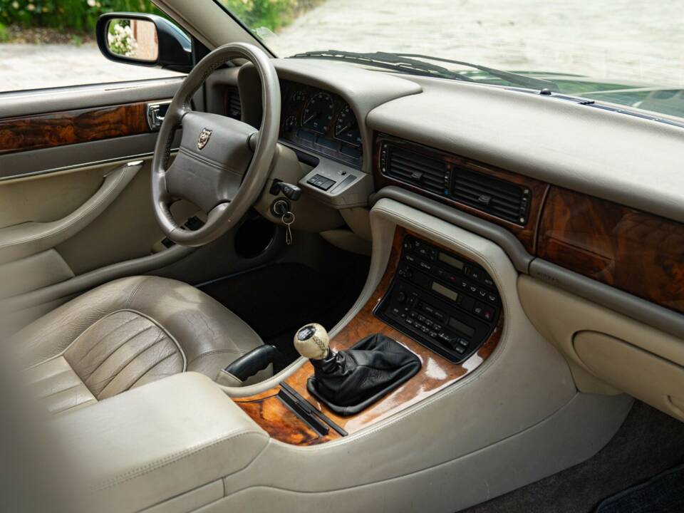 Bild 21/50 von Jaguar XJ6 3.2 (1995)